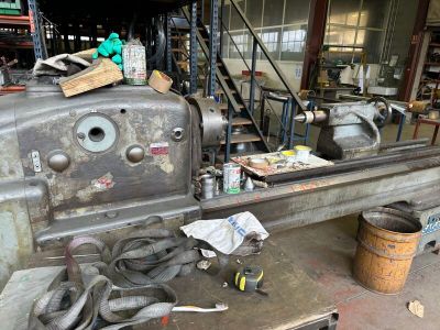 une machine posée sur une table dans un bâtiment