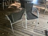 deux chaises posées sur une terrasse en bois