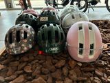 Plusieurs casques sont alignés sur un tas de pierres dans un magasin