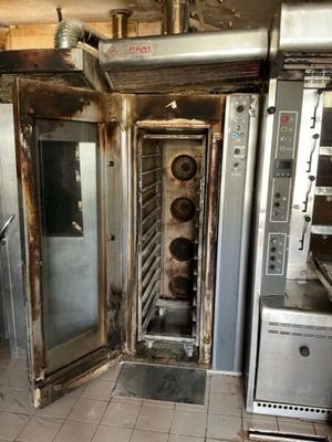an image of a kitchen with a bunch of ovens in it