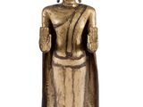 une image représentant une statue d'une personne debout, les mains dans les poches