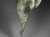 une image représentant une sculpture d'éléphant debout sur un rocher