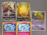 plusieurs cartes Pokémon posées les unes à côté des autres sur une table