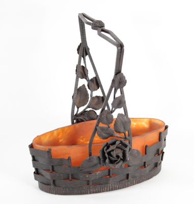 panier en fer forgé orné de verre orange et de fleurs