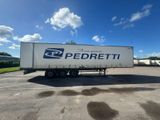une photo d'un semi-remorque garé sur un parking