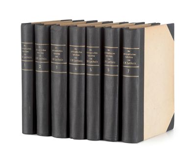 une pile de cinq livres noirs empilés les uns sur les autres