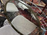 plusieurs chaises et tables dans une pièce où il y a un tapis au sol