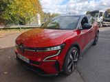 Le SUV Volkswagen rouge est garé sur le bord de la route.
