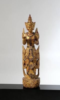 l'image d'une statue de femme tenant un oiseau