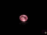 gros plan d'un diamant rose sur une surface noire