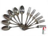 un grand nombre de cuillères et de fourchettes disposées en cercle