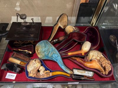 une vitrine remplie d'objets divers posée sur une table