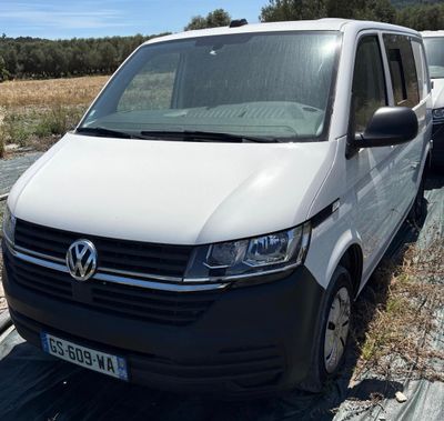 une camionnette blanche garée sur le bord de la route