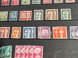 plusieurs types de timbres différents posés sur une table avec un fond noir