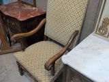 une chaise placée à côté d'un miroir