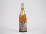 gros plan d'une bouteille de vin sur fond blanc