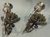 deux bougies posées sur une table