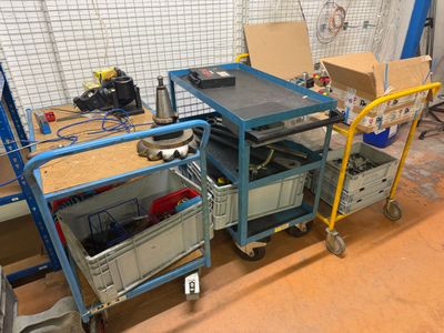 un chariot sur lequel est posé une table, dans un garage
