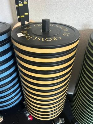 trois poubelles posées les unes à côté des autres sur le sol