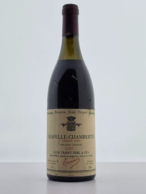 une bouteille de vin posée sur une table