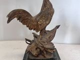 statue représentant un coq et un canard sur un socle en marbre
