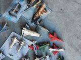 beaucoup de petits avions jouets posés les uns à côté des autres sur le sol