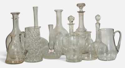un grand nombre de vases en verre posés sur une table