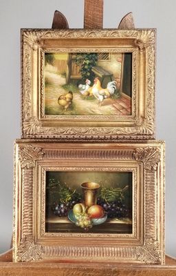deux tableaux représentant des poulets et un vase posés sur un socle en bois