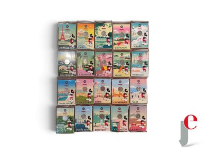 de nombreux livres de Mickey Mouse exposés sur le mur
