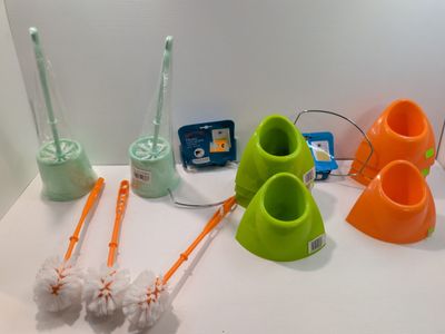 beaucoup de porte-brosses à dents et de porte-dentifrices sur le plan de travail