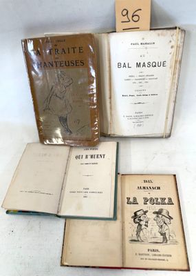 Plusieurs vieux livres sont posés sur une table, dont un certain nombre