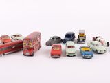 un grand nombre de voitures-jouets sur une surface blanche