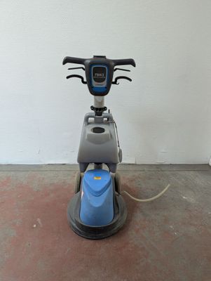 l'image d'une machine posée sur le sol