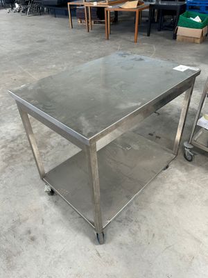 table en acier inoxydable équipée de roulettes, dans un entrepôt