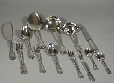 beaucoup de cuillères, de fourchettes et de cuillères sur la table