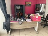 une pièce avec un bureau et une chaise