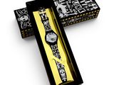 une boîte avec une montre à l'intérieur sur une surface blanche