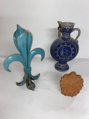 deux vases posés l'un à côté de l'autre sur une table