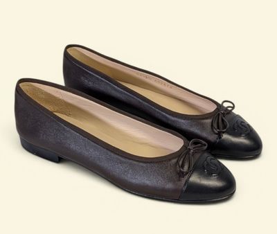 ballerines en cuir noir, avec des lacets et des nœuds sur le bout