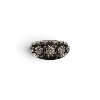 une image d'une bague en diamant sur une surface blanche