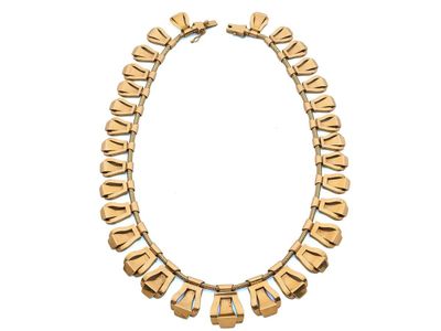 gros plan d'un collier en or sur fond blanc