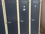 trois casiers métalliques dans une pièce sans portes