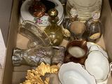 une boîte contenant un grand nombre d'objets différents