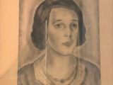 portrait d'une femme portant un collier de perles, sur une photo en noir et blanc