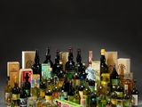 de nombreuses bouteilles de vin et des bouteilles de vin sur la table