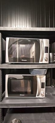 deux micro-ondes sur les étagères de la cuisine