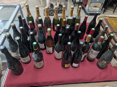 de nombreuses bouteilles de vin posées sur une table rouge