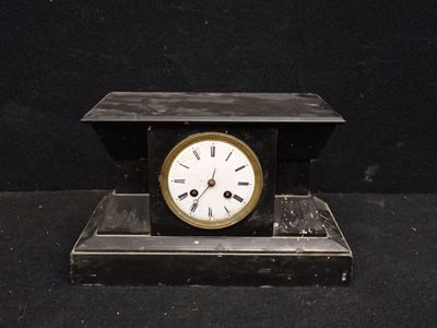 une petite horloge posée sur une table