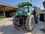 un tracteur vert garé dans un garage