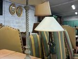 une lampe posée sur une table dans une pièce
